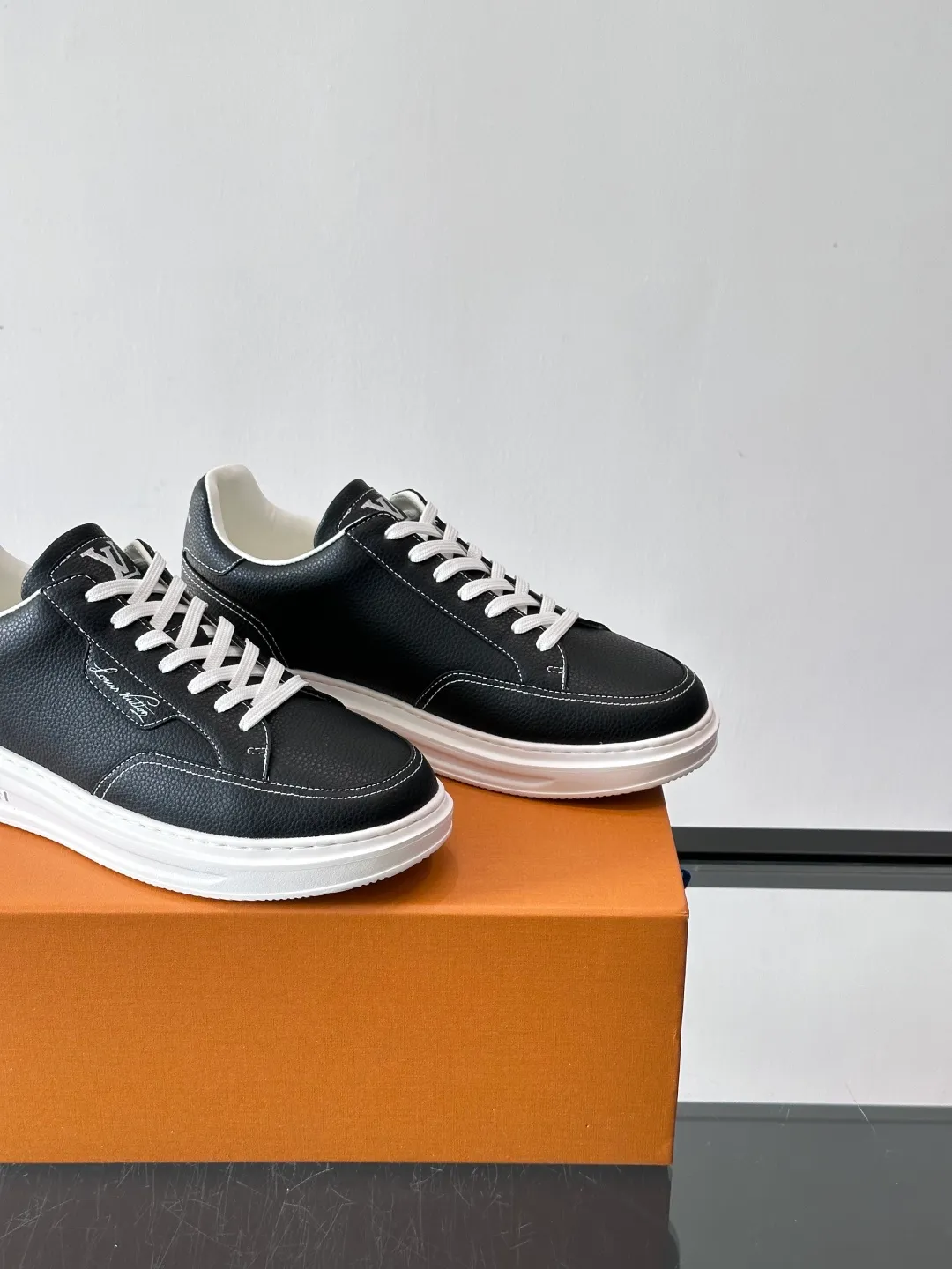 Men's men's shoes 💰p380 "＊OUIS ＊UITTO＊" casual sneakers, made of high-quality cowhide grain leather, with black laces, simple and high-end! LV Logo + classic Monogram lines on the side of the shoe, full of details✨. The rubber soles are wear-resistant and have strong traction, making them suitable for daily commuting and leisure. The shoe last fits the shape of the foot, making it comfortable to wear and not tiring after long walks. It is extremely versatile and can be easily worn with jeans or casual pants. It is a must-have item for men's fashion! 🖤 ​​size：38-44